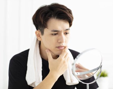 Yakışıklı genç adam aynaya bakıyorum