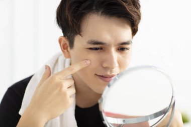 Yakışıklı genç adam aynaya bakıyorum