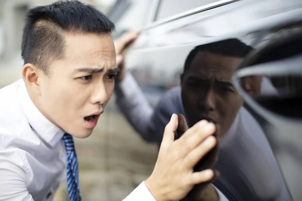 Joven Hombre Negocios Viendo Coche Nuevo Preocuparlo —  Fotos de Stock