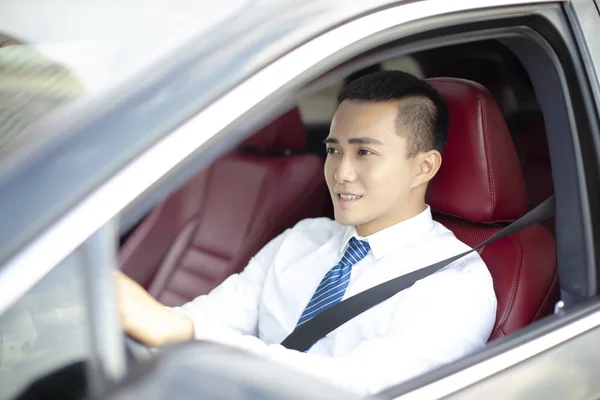 Χαμογελαστός Νεαρός Επιχείρηση Άνθρωπος Οδήγηση Ενός Αυτοκινήτου — Φωτογραφία Αρχείου