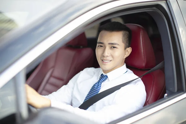 Uśmiechnięty Mężczyzna Młody Biznes Prowadzenie Samochodu — Zdjęcie stockowe