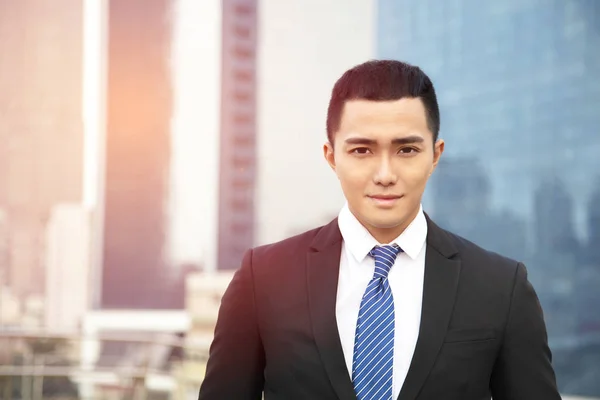 若い笑顔アジア ビジネス男 — ストック写真