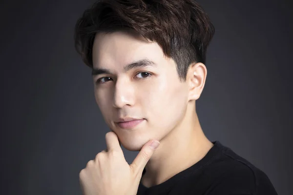 Yakışıklı Asya Genç Adam Portresi — Stok fotoğraf