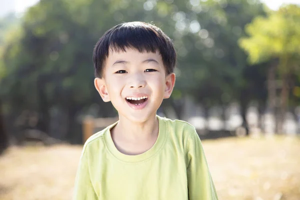 公園でアジアの少年の顔をクローズ アップ — ストック写真