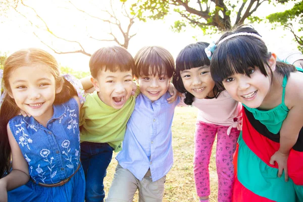 Feliz Grupo Multiétnico Escolares Parque —  Fotos de Stock