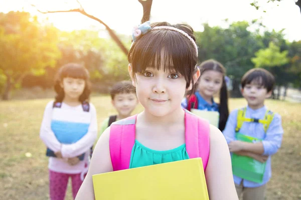 公園で小学生の幸せな多民族グループ — ストック写真