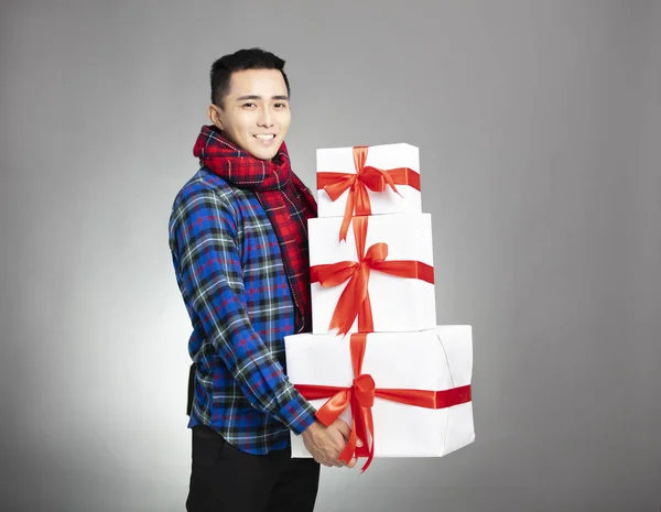 Χαμογελαστός Νεαρός Άνδρας Κρατά Πλαίσιο Δώρο Χριστουγέννων — Φωτογραφία Αρχείου