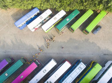 turist otobüsleri havadan görünümü üzerinde Park