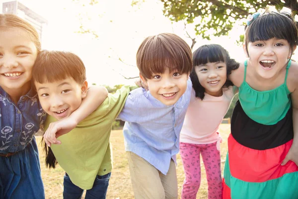 公園で小学生の幸せな多民族グループ — ストック写真
