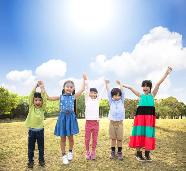 Boldog Többnemzetiségű Csoport Iskolás Gyerekek Park — Stock Fotó