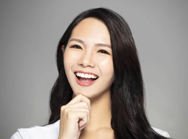 Sourire Jeune Asiatique Femme Montrant Ses Dents — Photo