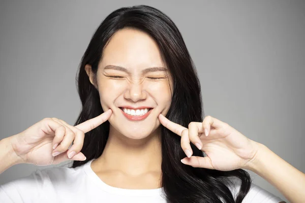 Animado Jovem Asiático Mulher Mostrando Ela Dentes — Fotografia de Stock