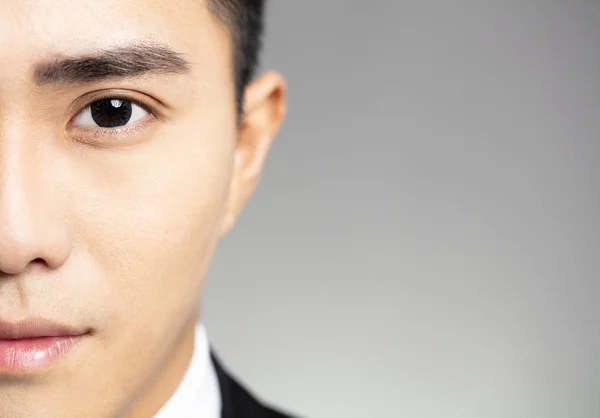 英俊的亚洲年轻人的半脸 — 图库照片