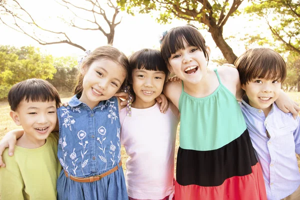 Fröhliche Multiethnische Gruppe Von Schulkindern Park — Stockfoto