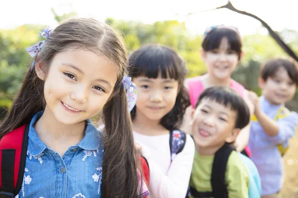 Feliz Grupo Multiétnico Escolares Parque —  Fotos de Stock