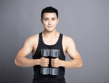 gülümseyen genç adam ile halter egzersiz