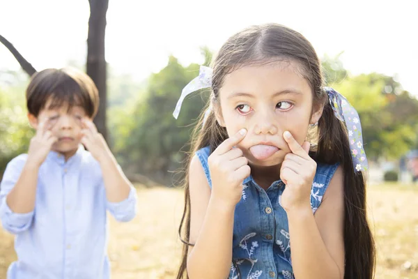 Piccolo Ragazzo Ragazza Tirando Divertente Faccia — Foto Stock