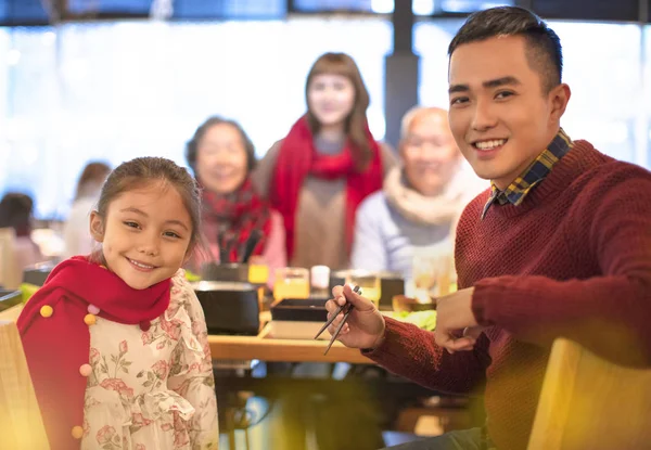 Ευτυχισμένη Οικογένεια Ασίας Έχοντας Γεύμα Στο Εστιατόριο — Φωτογραφία Αρχείου