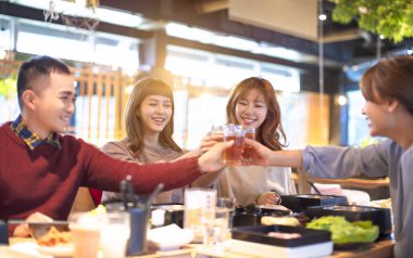 kızartma ve restoranda yemek mutlu genç insanlar arkadaşlar