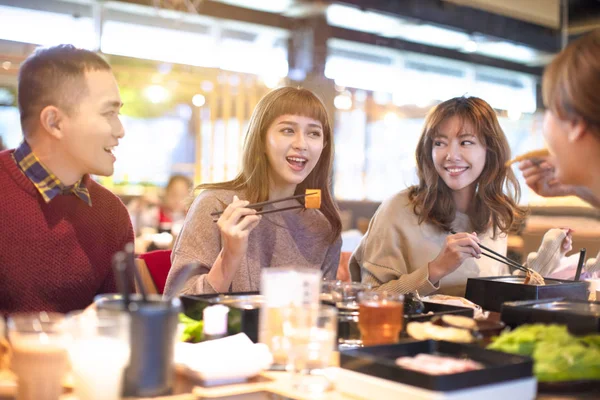 Feliz Asiático Joven Grupo Comer Restaurante — Foto de Stock