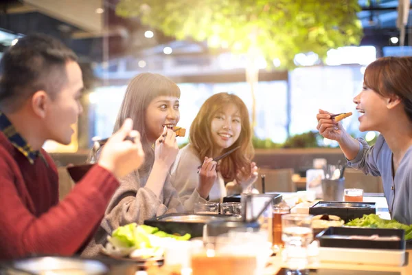 Feliz Asiático Joven Grupo Comer Restaurante — Foto de Stock