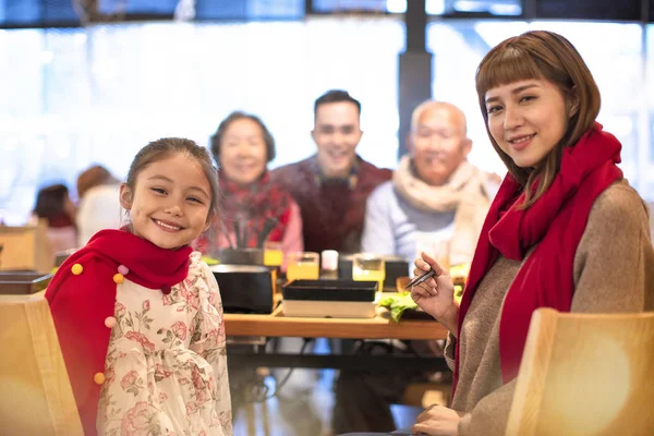 Feliz familia asiática cenando y celebrando año nuevo chino — Foto de Stock