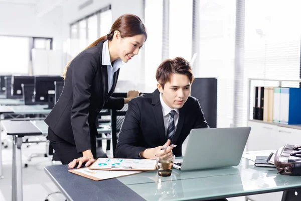 Unga Företagare Som Diskuterar Office — Stockfoto