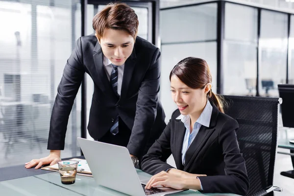 Unga Företagare Som Diskuterar Office — Stockfoto