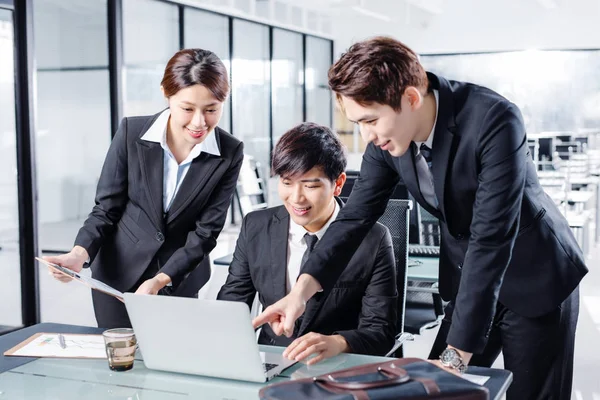 Young Business People Discussing Office — Stock Photo, Image