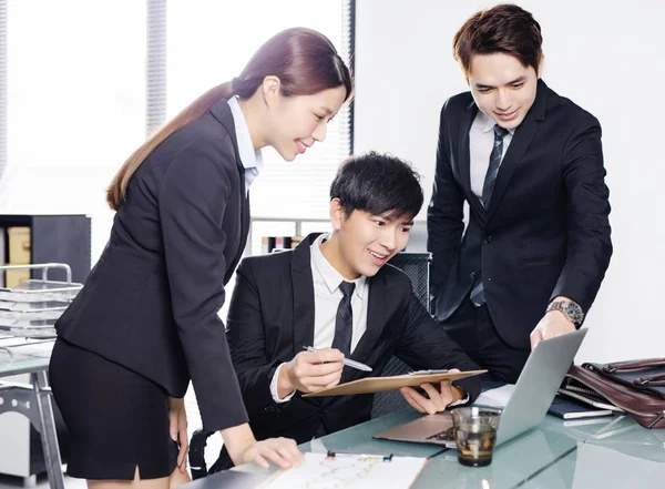 Unga Företagare Som Diskuterar Office — Stockfoto