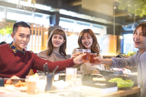 Jovens Felizes Amigos Brindar Comer Restaurante — Fotografia de Stock