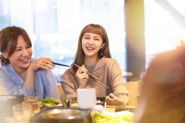 mutlu Asya Genç Grup restoranda yemek