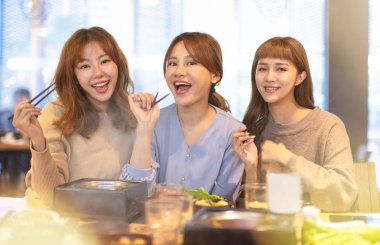 mutlu Asya Genç Grup restoranda yemek