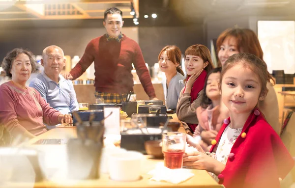 Счастливая Азиатская Семья Обедает Празднует Китайский Новый Год — стоковое фото