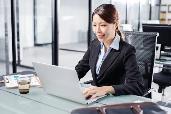 Young Businesswoman Working Laptop Office — Stock Photo, Image