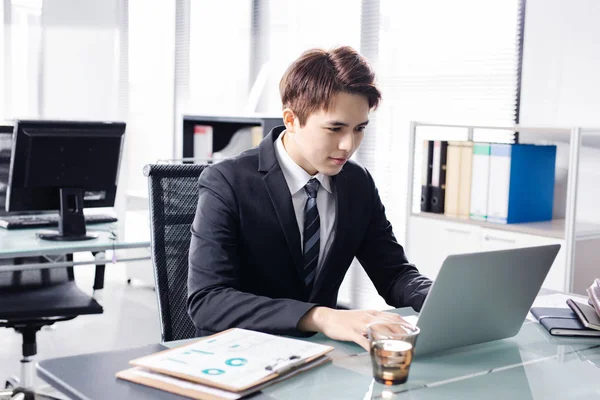 Joven Hombre Negocios Que Trabaja Con Ordenador Portátil Oficina — Foto de Stock