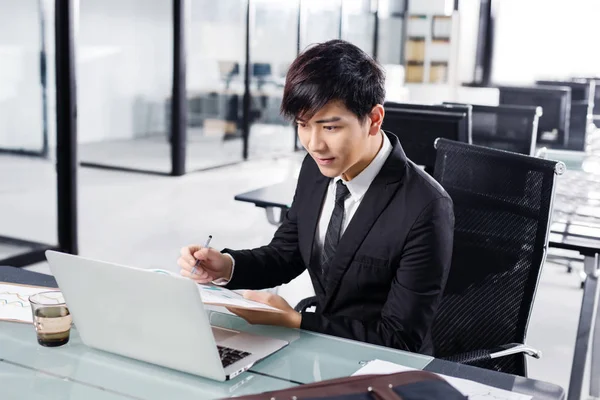 Jovem Empresário Que Trabalha Com Laptop Escritório — Fotografia de Stock