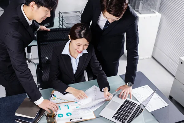 Giovani Imprenditori Che Lavorano Ufficio — Foto Stock