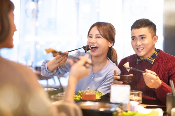 Jóvenes Amigos Comiendo Olla Caliente Restaurante —  Fotos de Stock