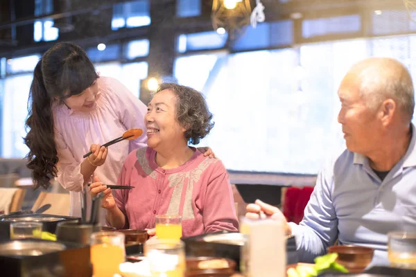 Feliz Asiático Família Ter Jantar — Fotografia de Stock