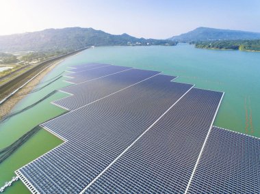 Gölde yüzen güneş panelleri veya güneş pili Platform havadan görünümü