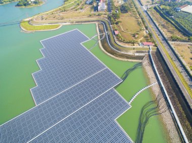 Gölde yüzen güneş panelleri veya güneş pili Platform havadan görünümü
