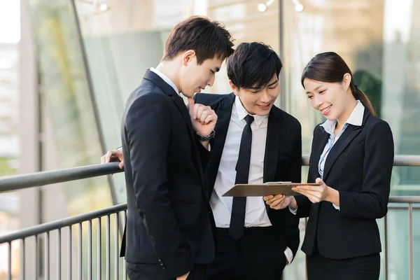 Geschäftsleute Treffen Sich Bürogebäude — Stockfoto