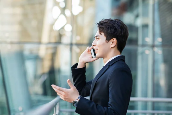 Hombre Negocios Hablando Por Teléfono Con Fondo Del Edificio Ciudad — Foto de Stock