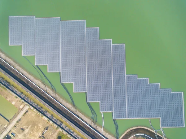 湖に浮かぶ太陽電池パネルや太陽電池のプラットフォームの空中を表示 — ストック写真