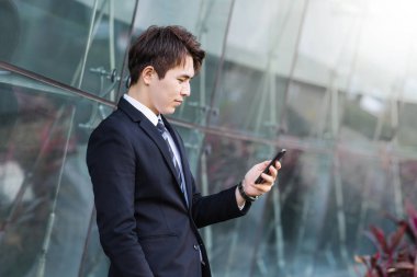 Arka bina şehir ile akıllı telefon kullanarak iş adamı 