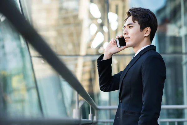 Homem Negócios Falando Telefone Com Cidade Edifício Fundo — Fotografia de Stock