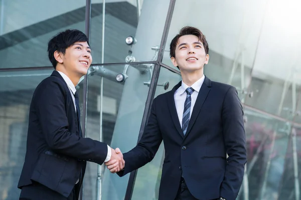 Dos Hombres Negocios Seguros Dándose Mano Sonriendo — Foto de Stock