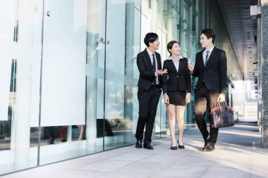 Bir toplantı ofis binası olan iş adamları