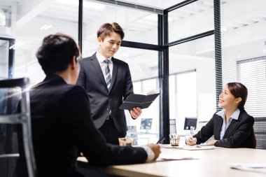 İş adamlarının ofiste toplantısı var. 